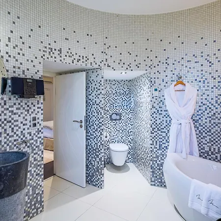 Chateau De Maraval 4*